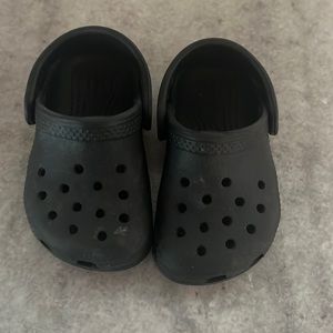 Toddler black crocs